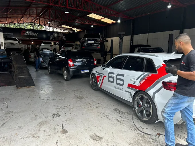 Área de atendimento da Flash Auto Center com veículos em manutenção